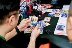 好比客岁5月发布首套珍藏卡牌的泡泡玛特;其间