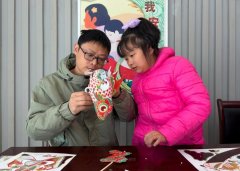 (洪愿程曦文/图)伴随孩子前来的家长胡琴暗示